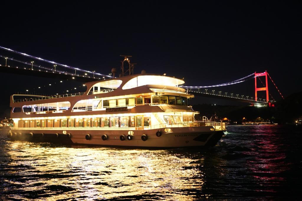BOSPHORUS DINNER CRUISE & TURKISH NIGHT SHOW (WITH ALCOHOL TABLE)